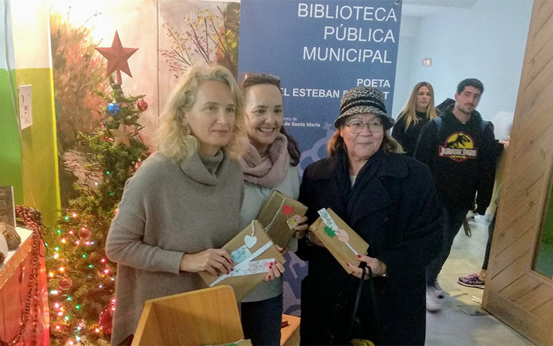 Colas en El Puerto para llevarse un libro de regalo de la biblioteca