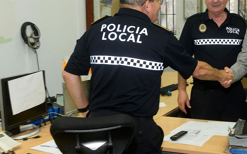 Los nuevos uniformes “tecnológicos y sostenibles” de la Policía Local de El Puerto, fabricados con botellas y plástico capturado del mar