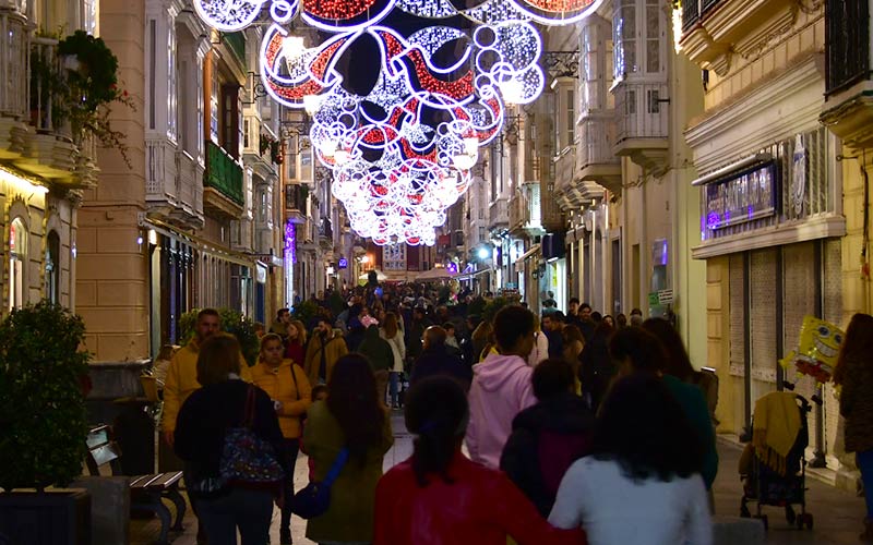 Cerca de un millón de personas visitó el centro de Cádiz en navidades; satisfacción entre comerciantes pese al aparcamiento escaso y caro