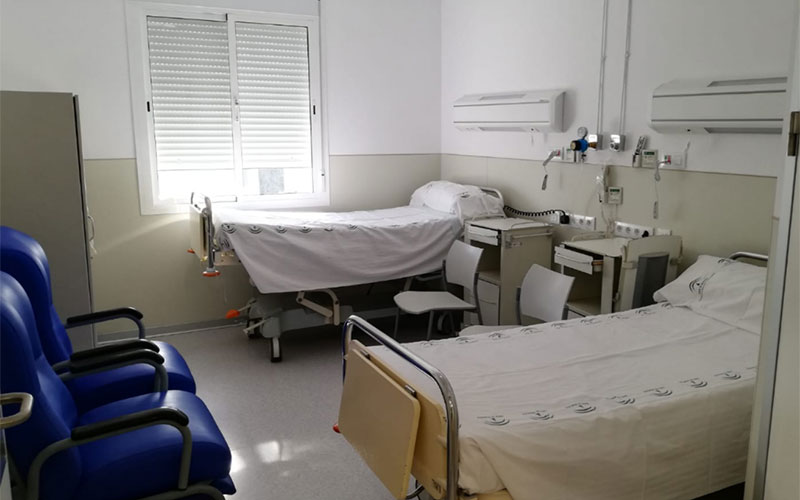 Operativa la planta de Medicina Interna reformada del Hospital de Jerez, que no sabe nada del segundo acelerador para Radioterapia