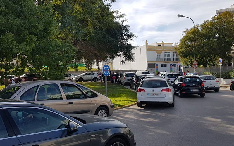 Piden más Policía Local ante el “caos circulatorio diario” en la confluencia entre los IES Pablo Ruiz Picasso y Ciudad de Hércules