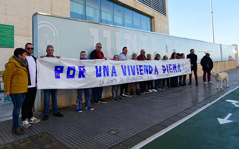 Un centenar de familias de la barriada de La Paz lleva diez meses esperando a que la Junta concluya la rehabilitación de sus pisos