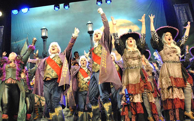 Luis Rivero, y su coro, pregoneros del carnaval de Jerez