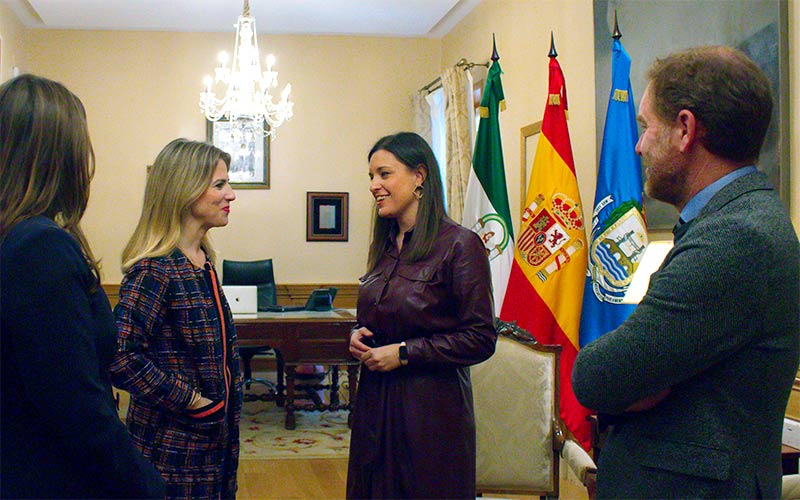 Ayuntamiento y Junta de Andalucía escenifican su voluntad de trabajar por La Isla con la “máxima lealtad institucional”