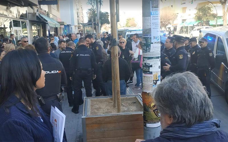 Ultracatólicos reparten en Cádiz panfletos pro-veto parental delante de un colegio; el Ayuntamiento habla de “ataque a la escuela pública”