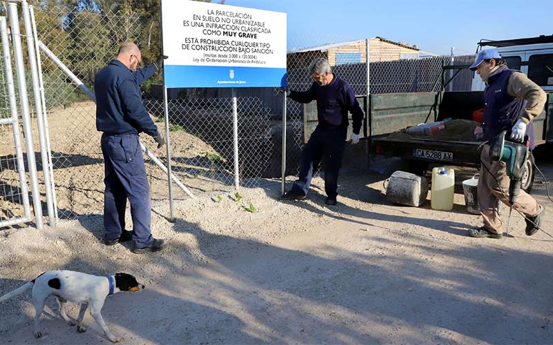 Carteles para alertar sobre la prohibición, y las consecuencias, de construir en parcelas ilegales