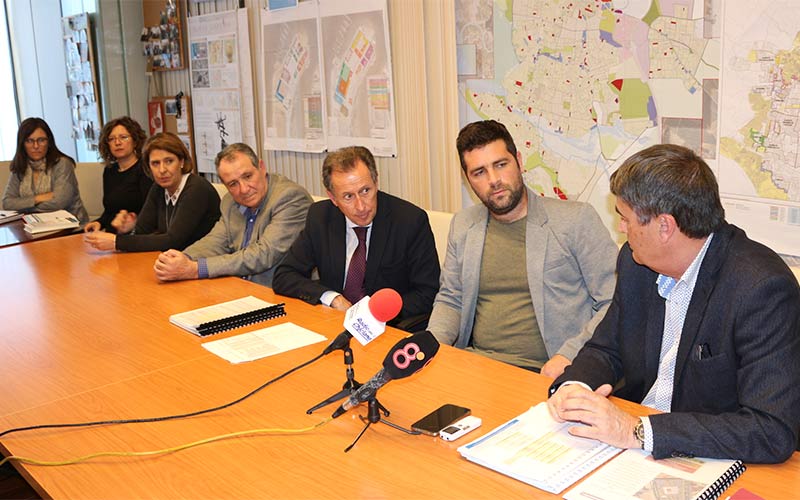 Chiclana prevé ahorrar 600.000 euros al año sustituyendo luminarias del alumbrado y edificios municipales e instalando placas solares