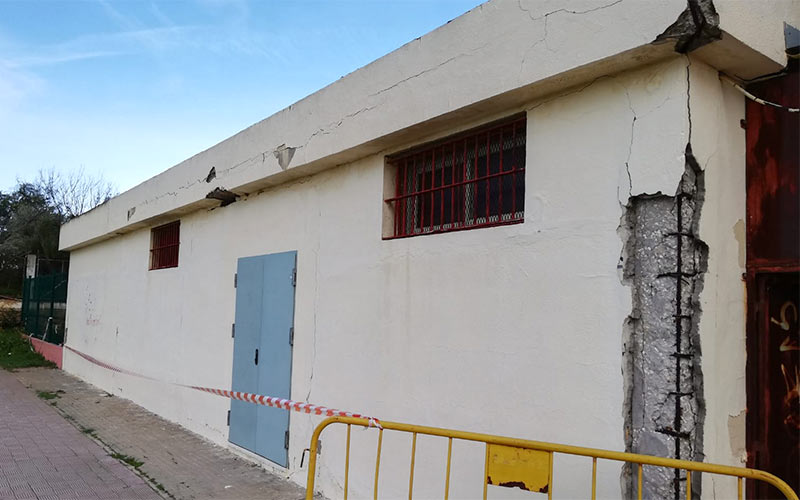 Denuncian las grietas de un aula ya sin uso del IES Wenceslao Benítez; vallas y un profesor de guardia, “de provisionales a permanentes”