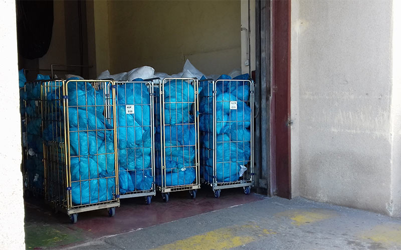 Nuevas averías en la lavandería dejan al Hospital Puerta del Mar sin poder cambiar con normalidad la ropa de cama de los pacientes