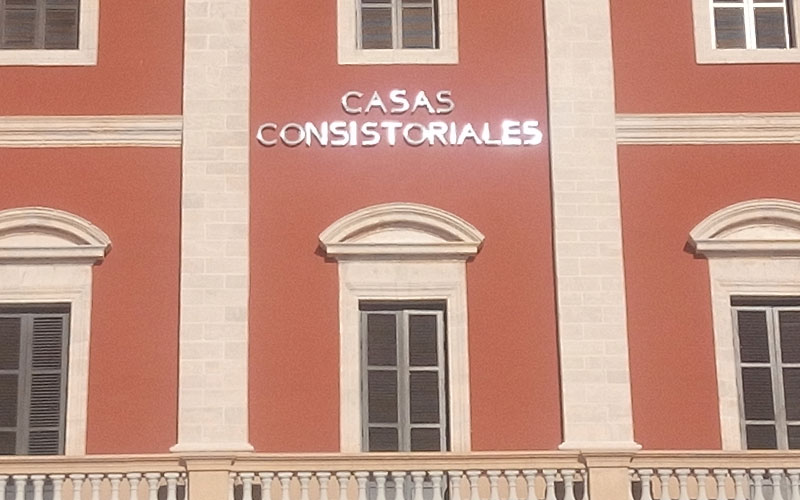 El rótulo de ‘Casas Consistoriales’ debe desaparecer del Ayuntamiento