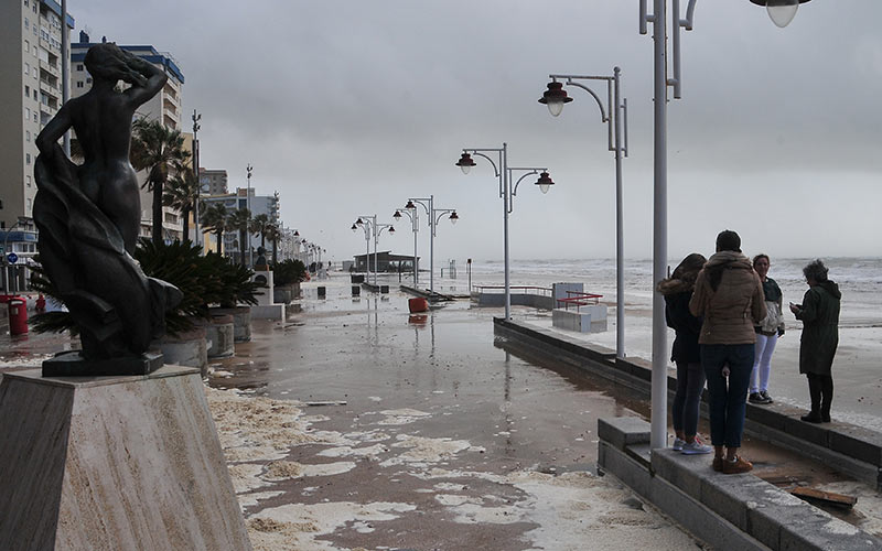 El cambio climático amenaza las playas del mundo, y de Cádiz