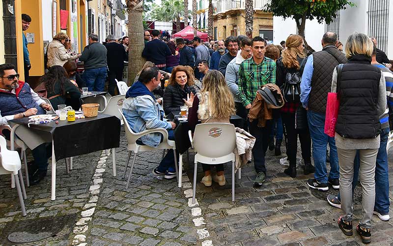Casi 1.400 parados menos en Cádiz, y 2.800 cotizantes más