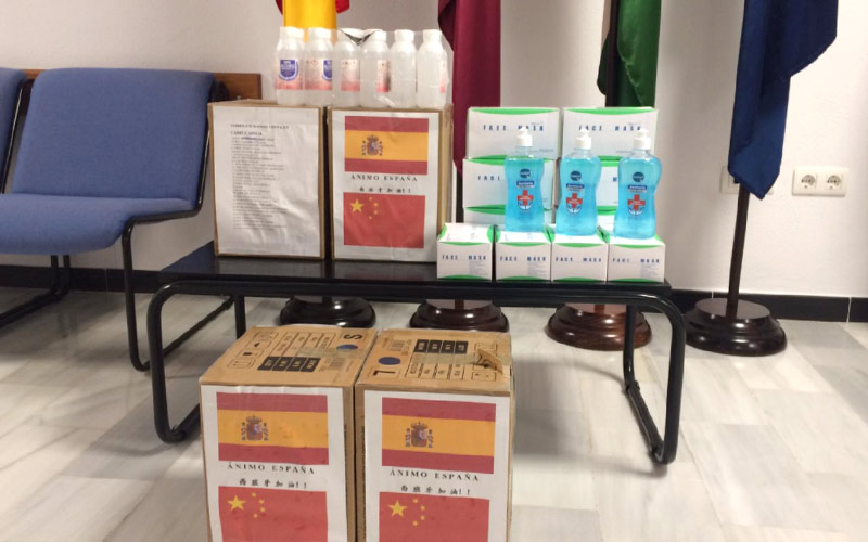 La comunidad china local dona a Cádiz material de protección