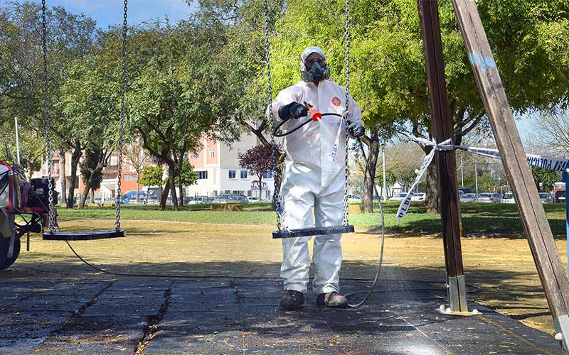 Jerez ‘intensifica’ la limpieza y desinfección de dependencias municipales, colegios, autobuses, parques y mobiliario urbano