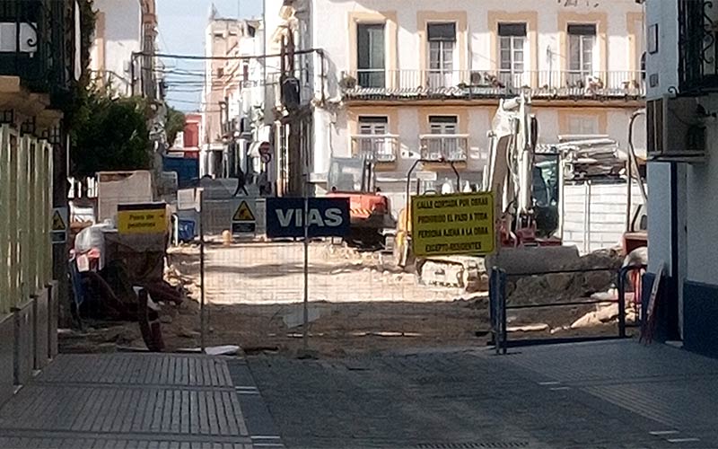 Suspendidas las obras públicas en La Isla y limitado el mantenimiento de jardines y la limpieza en dependencias municipales y colegios