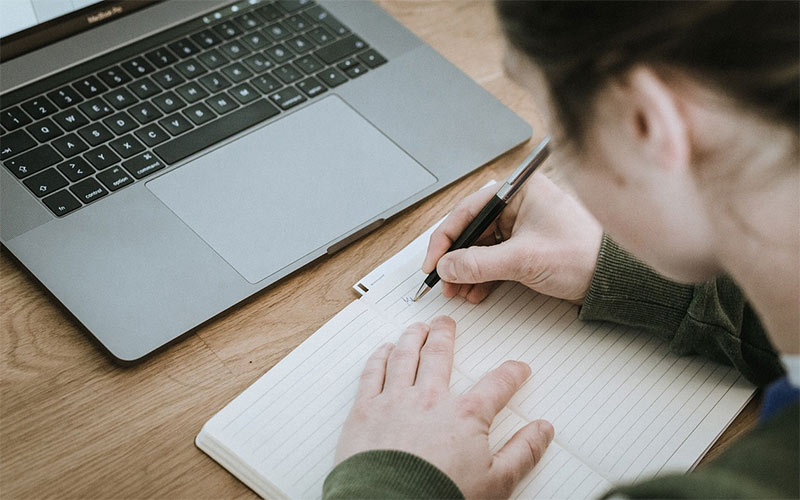 Román se compromete a dotar de wifi gratis al alumnado chiclanero vulnerable para que pueda seguir las clases durante el confinamiento