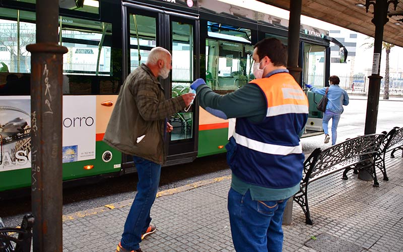 Hasta 276.000 mascarillas para los gaditanos obligados a volver a trabajar durante la cuarentena y a desplazarse en tren o autobús