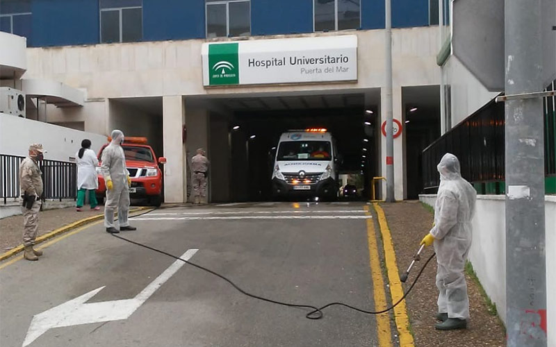 El personal que atiende en el Puerta del Mar a pacientes de Covid-19 “recibe la orden de no desechar tras su uso la ropa de protección”