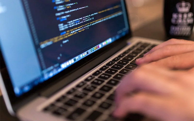 Un operador telefónico aporta más de un centenar de tarjetas SIM para que universitarios gaditanos vulnerables puedan acabar el curso
