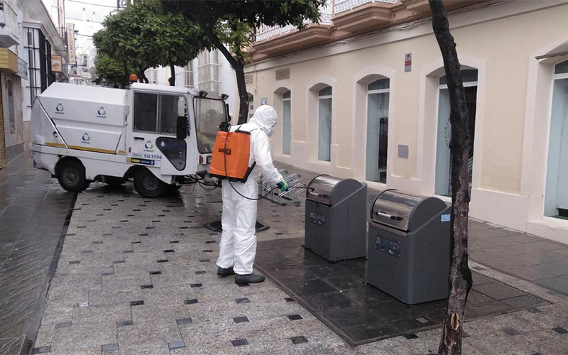 La Isla se limpia y desinfecta cada día frente al coronavirus