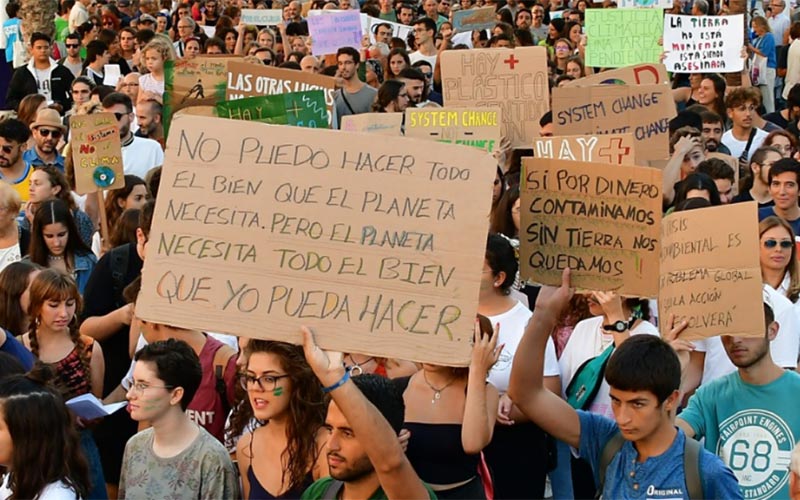 Protesta “por el clima” desde los balcones para reivindicar una vuelta “a la normalidad” con el medio ambiente y las personas en el centro