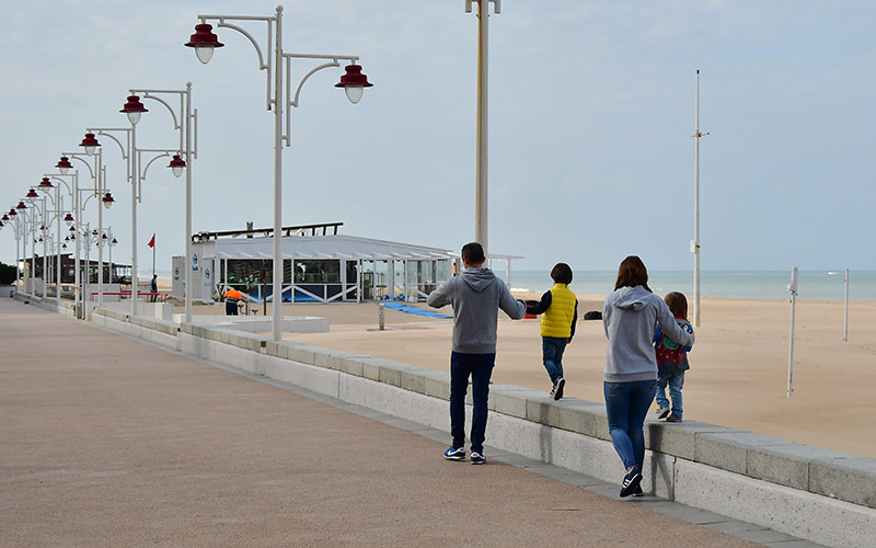 Los niños ‘salen’ a la calle en pleno confinamiento; varias localidades de la Bahía de Cádiz permiten estos paseos en sus playas y parques