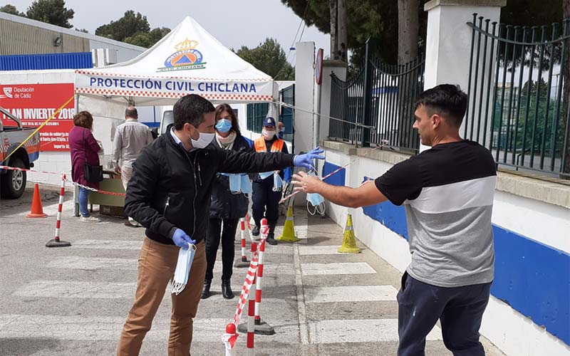 Preocupación en Chiclana por la proliferación de guantes y mascarillas usados tirados en las calles; se apela a la “responsabilidad ciudadana”