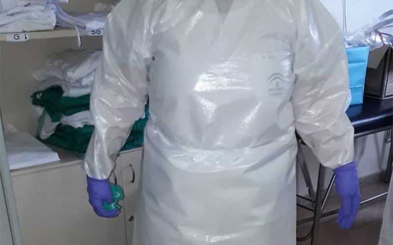 Profesionales del Hospital de Jerez trabajan con “batas no homologadas que provocan desvanecimientos y caídas”