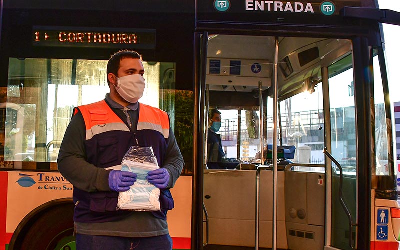 Subdelegación distribuye gratis otro lote de 380.000 mascarillas en la provincia de Cádiz; ya es obligatorio su uso en el transporte público