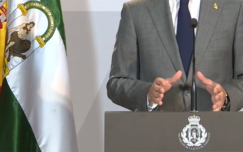 Presentan una queja al Defensor del Pueblo Andaluz por la alteración del escudo de Andalucía por parte del presidente Moreno Bonilla