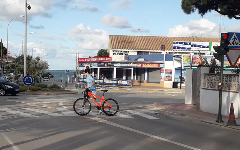 Semáforos para dar “fluidez” al tráfico en La Barrosa en verano