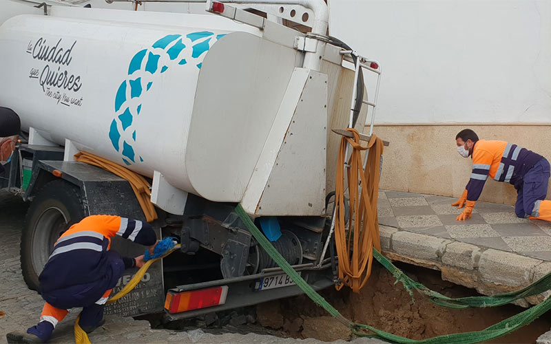 Un socavón obliga a cortar la calle Isaac Peral