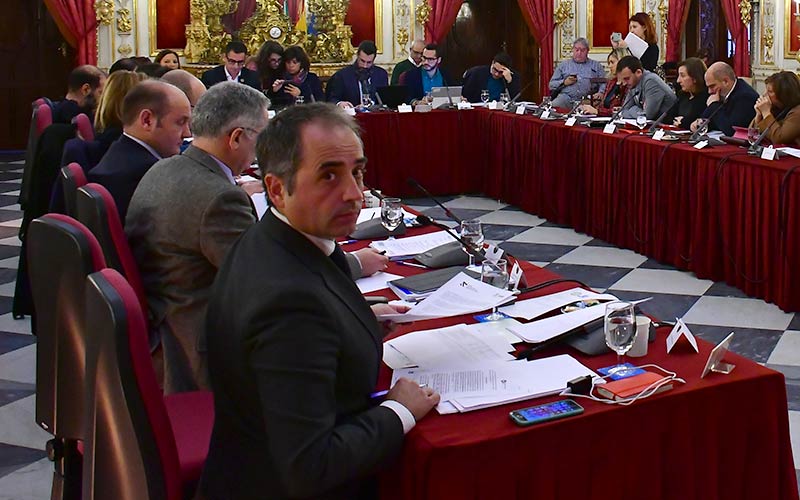 El PP cede: Saldaña deja la Diputación pero se mantiene en el Ayuntamiento de Jerez; “dimitir a medias no es dimitir”, para el PSOE