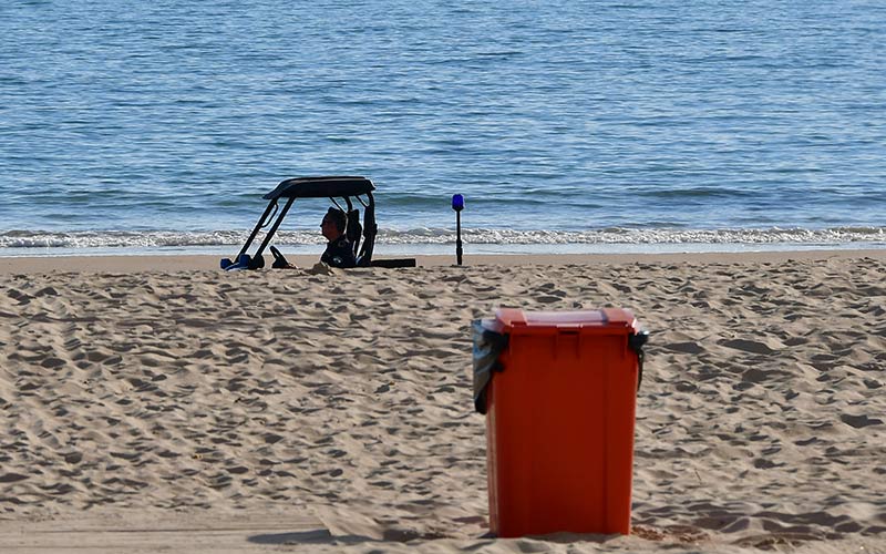 El primer chapuzón permitido en las playas de Cádiz, hasta junio