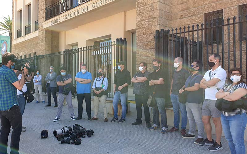 Cámaras al suelo de los fotoperiodistas gaditanos ante las trabas para acceder a sitios “de interés periodı́stico” durante el estado de alarma