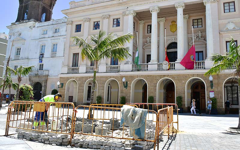 La Bahía de Cádiz se suma a los diez días de duelo nacional