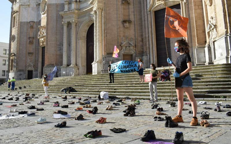 Zapatos cubren la plaza de la Catedral de Cádiz para reivindicar “participación ciudadana en la recuperación verde” tras la pandemia