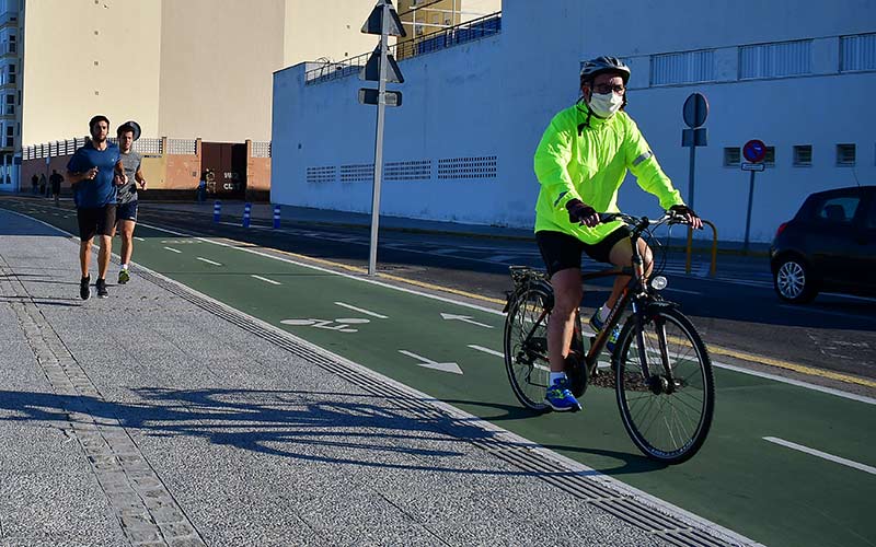 Colectivos ciclistas, peatonales y ecologistas refrescan al Gobierno local su promesa de diseñar una “estrategia de la bicicleta de Cádiz”