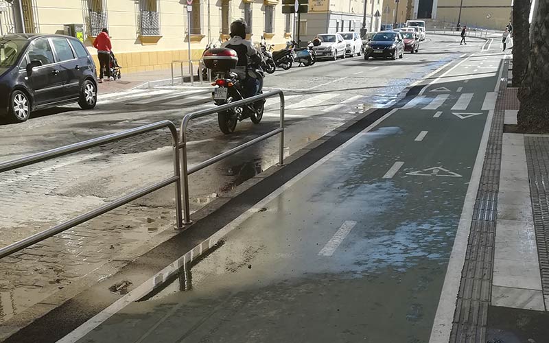 Se están repintando todos los tramos del nuevo carril bici de intramuros de Cádiz “sin proceder antes a su arreglo”: “es inadmisible”