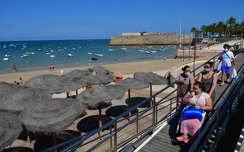 La bandera azul sigue ondeando en 18 playas de la Bahía de Cádiz