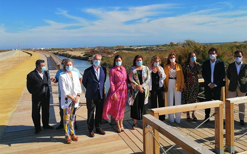 La playa de Camposoto estrena su ‘paseo’, un año más tarde