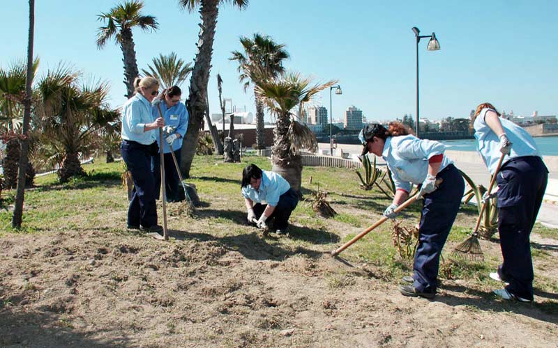 El AIRE de la Junta inyecta 18 millones en la Bahía para contratar unos meses a parados: de “el mejor escudo social” a “un engaño absoluto”