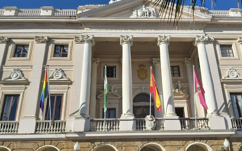Ultracatólicos denuncian al alcalde de Cádiz por la bandera arcoíris del Ayuntamiento: “vuelven las voces del odio, xenófobas y patriarcales”