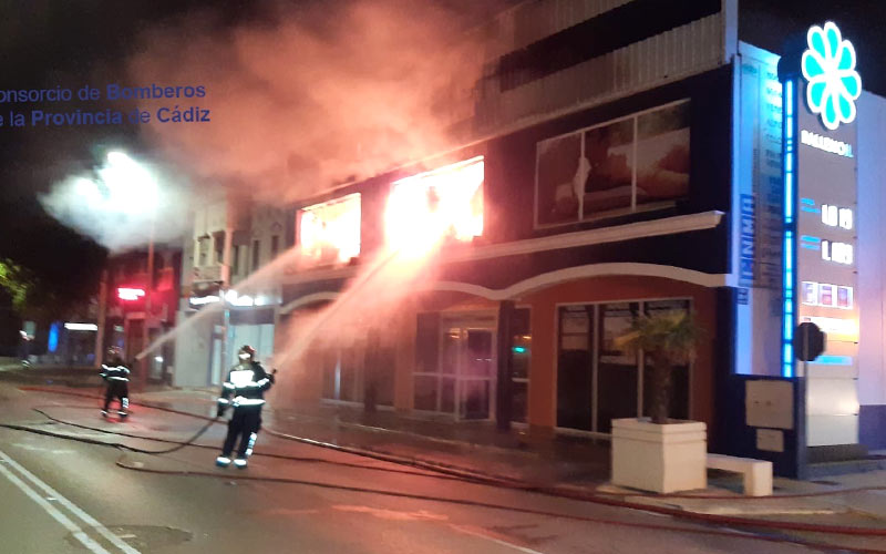 Toda una noche para apagar el incendio de “grandes dimensiones” en una nave comercial del polígono Urbisur, “totalmente afectada”