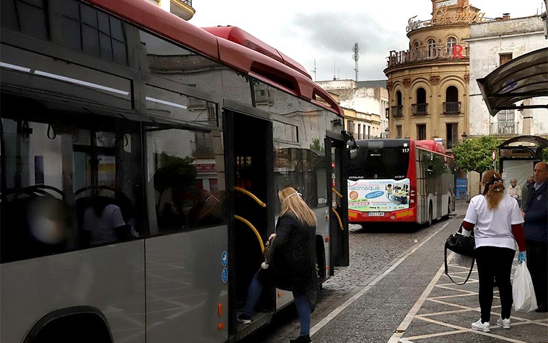 La plantilla de los autobuses urbanos de Jerez asume un recorte de sueldos ante la pérdida de viajeros por la pandemia del coronavirus