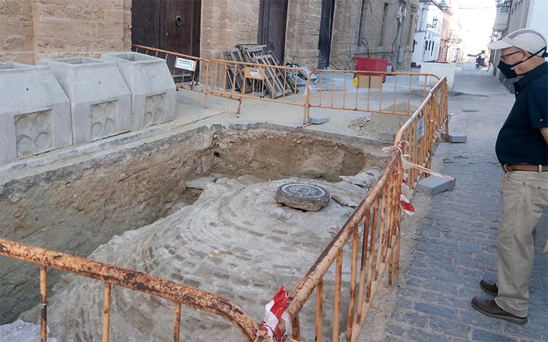 Podemos pidió que se mantuviera visible el aljibe aparecido en la trasera del edificio del Ayuntamiento… ya está tapado de nuevo