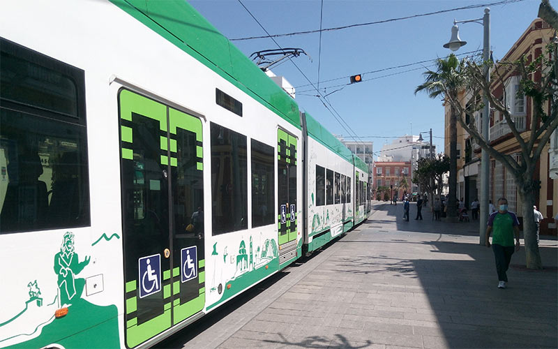 Una campaña de seguridad vial de “acercamiento” al tranvía de la Bahía llegará en otoño a vecinos de Chiclana y San Fernando