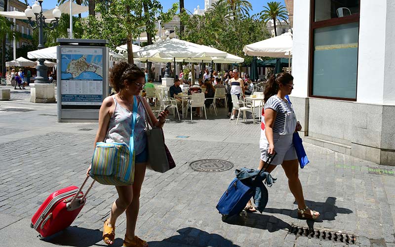“No podremos poner coto a la expulsión de vecinos”; la oposición tumba la propuesta que buscaba contener la turistificación en Cádiz