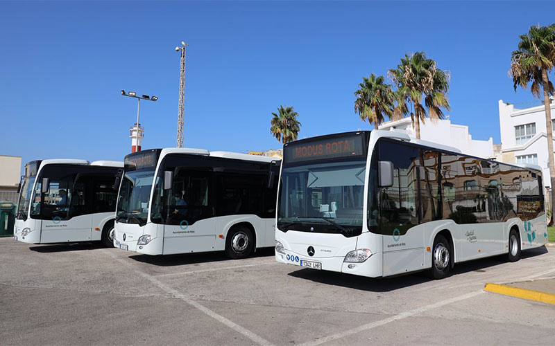 Tres nuevos autobuses urbanos híbridos “mejoran” la eficiencia y calidad del servicio en Rota