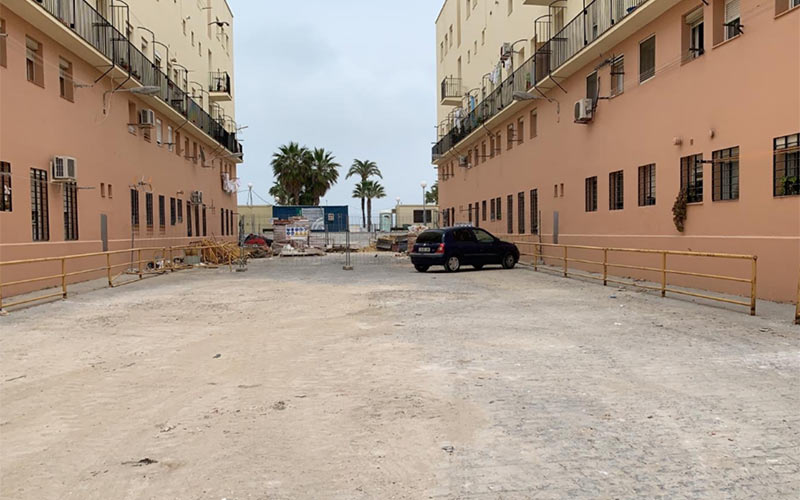 Las obras que quedaron a medias en varios bloques de la Junta en la Barriada de la Paz ya tienen fecha de reinicio: desde finales de agosto